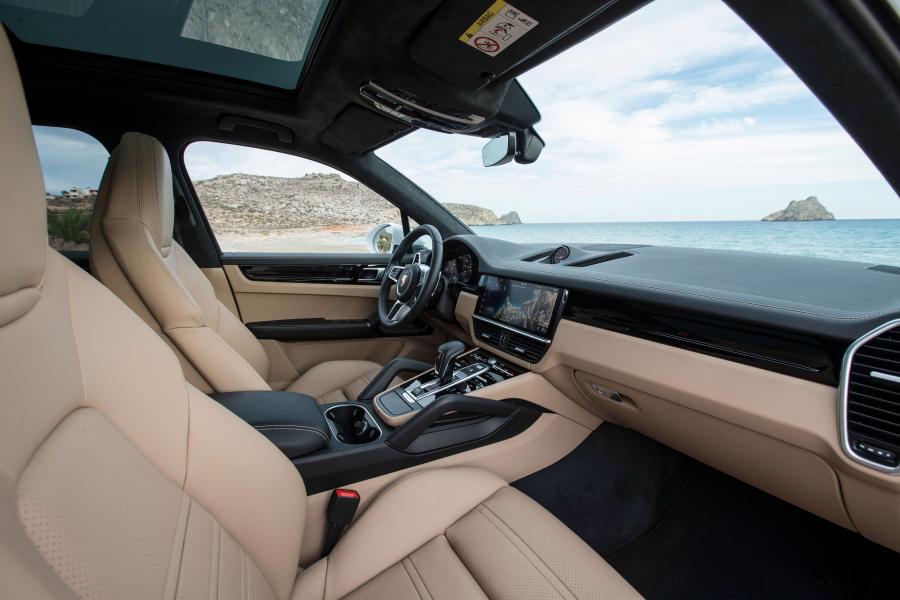 Интерьер Porsche Cayenne S 2017 года  (WW) (фото 10 из 40)